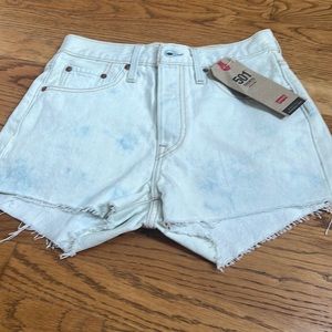Sold Womens Levi’s 501 Shorts size 25